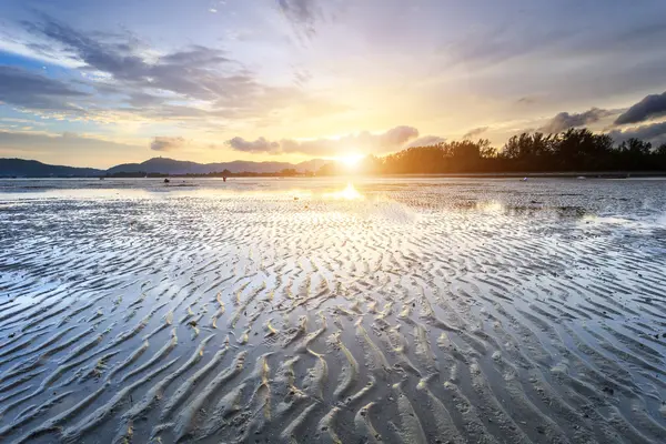 Hermosa puesta de sol y textura de barro en Phuket — Foto de Stock