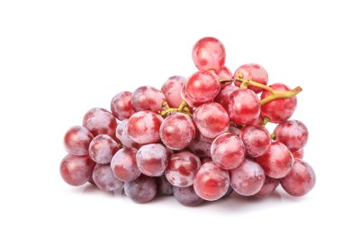 Beyaz arkaplanda izole edilmiş bir grup kırmızı üzüm