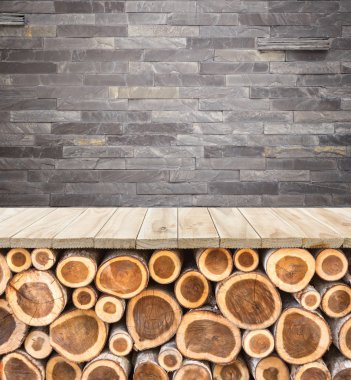 Ahşap masa veya yığın ahşap günlük ve ston olan sayaç boş üst