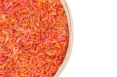 Desen içinde bambu tepsi üzerinde beyaz izole kırmızı kuru Tay biber 