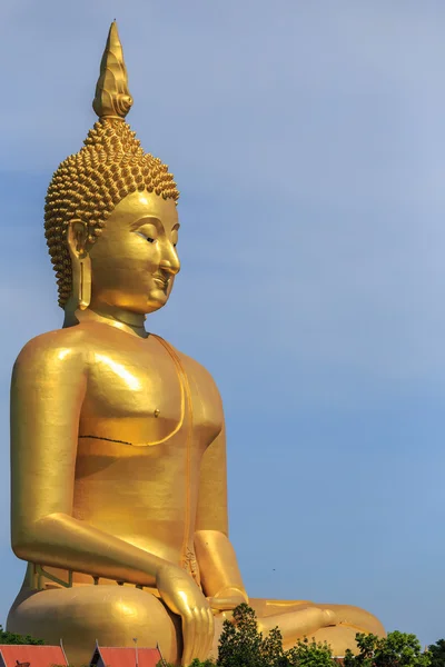 Statua buddha dorata nella provincia di Angthong in Thailandia — Foto Stock