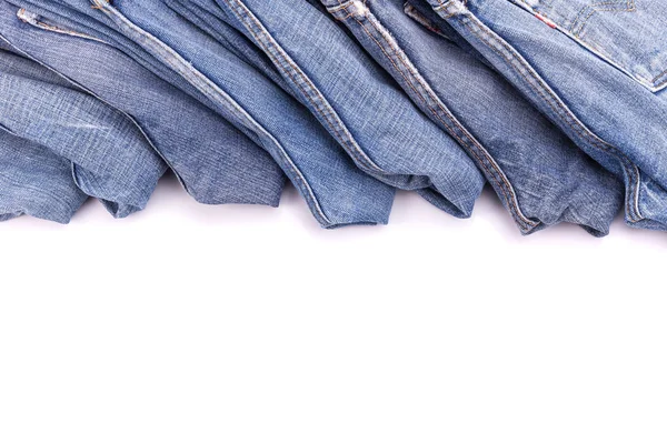 Empilement de vieux jeans bleus isolés sur blanc — Photo