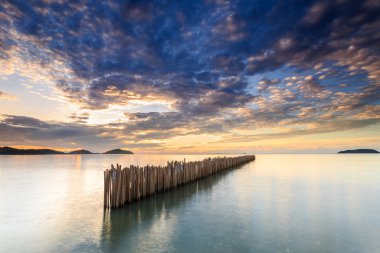 Bambu duvar deniz ve güzel Saphan Hin, Phuk doğarken