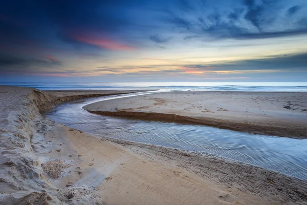 Bellissimo tramonto sulla spiaggia di Karon a Phuket — Foto Stock