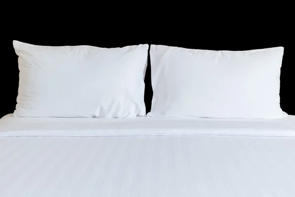Sábanas blancas y almohada aislada en negro. Guardado con cl — Foto de Stock