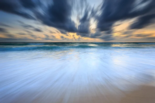 Beau coucher de soleil sur la plage de Karon à Phuket — Photo