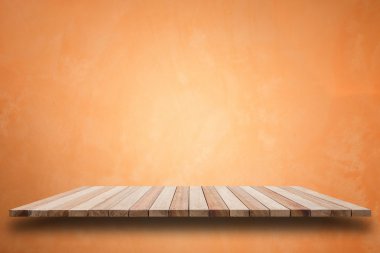 Boş üst ahşap raflar ve taş duvar arka plan 