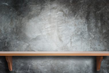 Boş üst ahşap raflar ve taş duvar arka plan 
