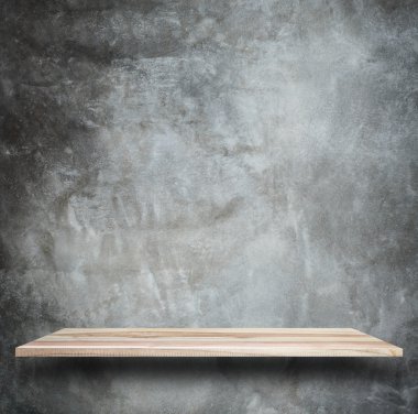 Boş üst ahşap raflar ve taş duvar arka plan