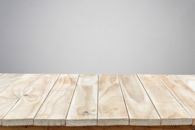 Ahşap masa veya sayaç üzerinde beyaz adam izole boş üstünde