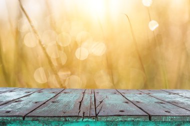 Boş üst ahşap masa ve güneşli soyut bulanık bokeh 