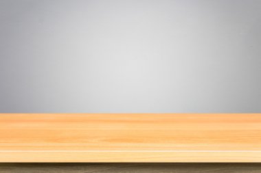 Boş üst ahşap masa ve doğal taş duvar arka plan 