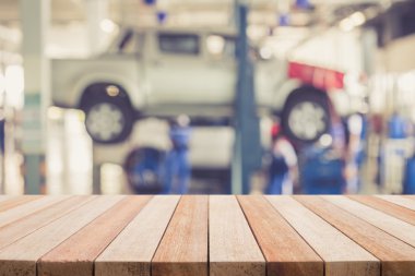 Boş üst ahşap masa ve bokeh arka plan ile bulanıklık 