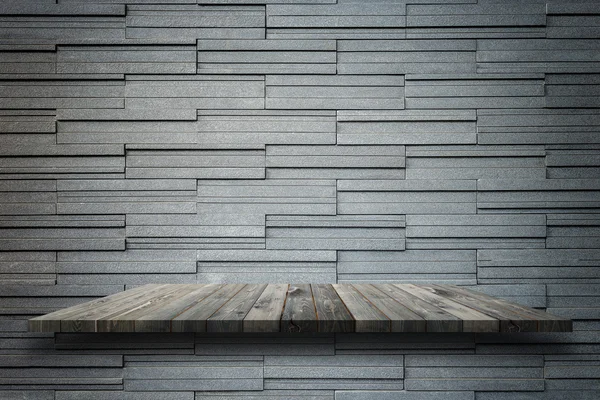 Prateleiras de madeira superior vazias e fundo de parede de pedra — Fotografia de Stock