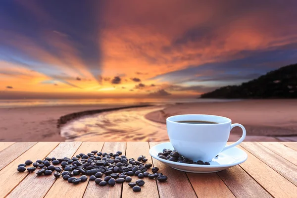 화이트 커피 컵과 나무 테이블 및 뷰 피닉스의 커피 콩 — 스톡 사진