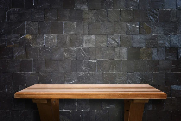 Oben leere Holzregale und Steinmauer Hintergrund — Stockfoto