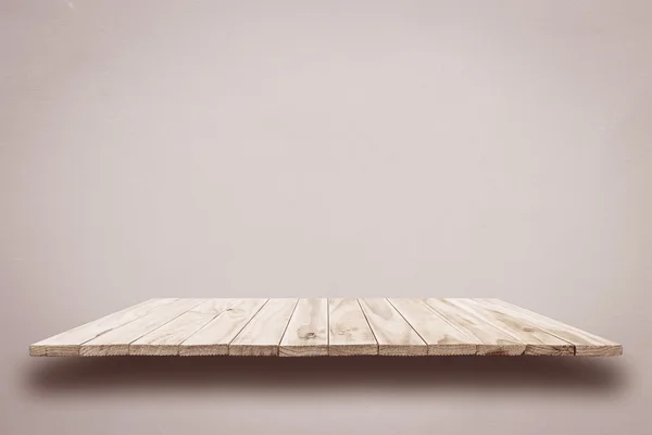Mensole in legno vuote su parete di cemento grigio — Foto Stock
