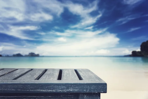 Parte superior vacía de mesa de madera y vista de fondo de playa tropical . — Foto de Stock