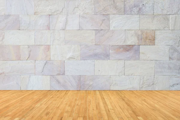 Lege boven aan de houten vloer en natuurlijke stenen muur — Stockfoto