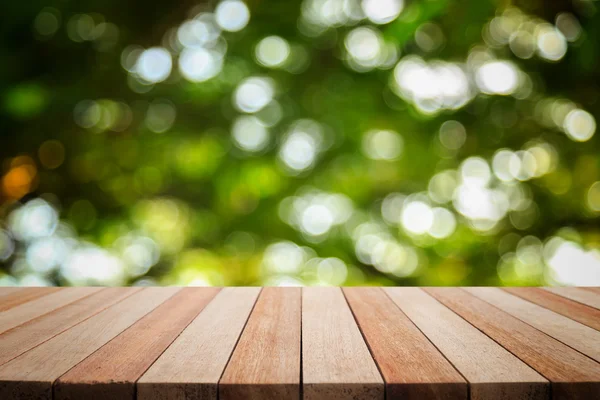 Mesa de madera superior vacía y soleado abstracto borrosa bokeh backgrou — Foto de Stock