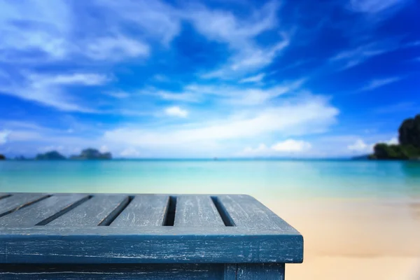 Parte superior vacía de mesa de madera y vista de fondo de playa tropical . — Foto de Stock