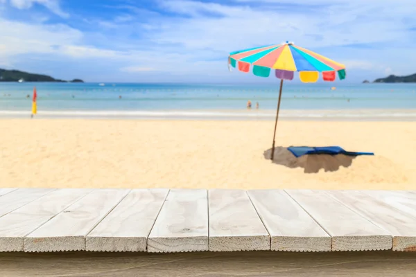 Tomt tak på trebord og utsikt over tropisk strandbakgrunn – stockfoto