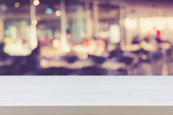 木製のテーブルやぼやけている抽象的な backgro のカウンターの空トップ — ストック写真