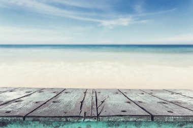 Boş üst tropikal plaj arka plan görünümünü ve ahşap masa