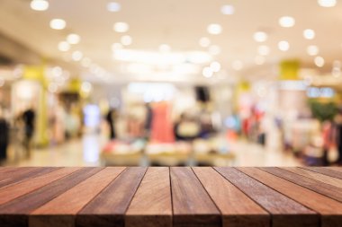 Boş üst ahşap masa ve bokeh arka plan ile bulanıklık 