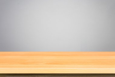 Boş üst ahşap masa ve doğal taş duvar arka plan 