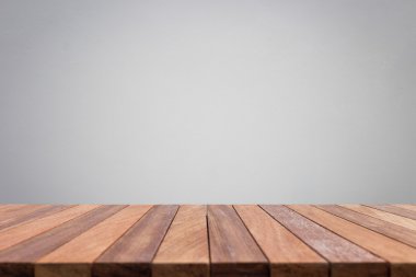 Boş üst ahşap masa ve taş duvar arka plan
