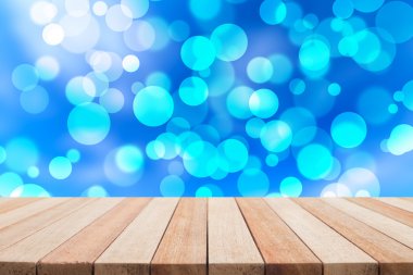 Boş üst ahşap masa ve güneşli soyut bulanık bokeh backgrou