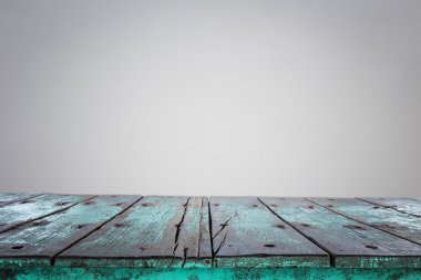 Gri çimento duvar arka plan üzerinde boş üst ahşap masa