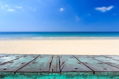 Boş üst tropikal plaj arka plan görünümünü ve ahşap masa