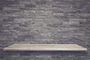 Boş üst ahşap raflar ve taş duvar arka plan