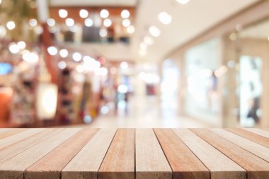 Boş üst ahşap masa ve bokeh arka plan ile bulanıklık 