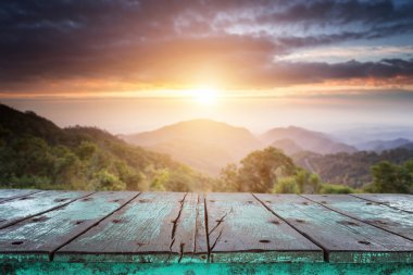Boş üst ahşap masa veya sayaç ve peyzaj backg görünümünü