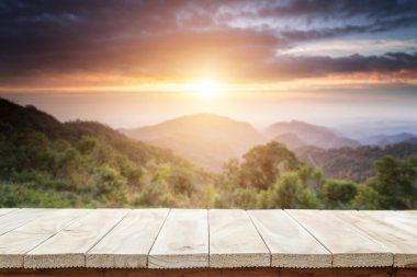 Boş üst ahşap masa veya sayaç ve peyzaj backg görünümünü
