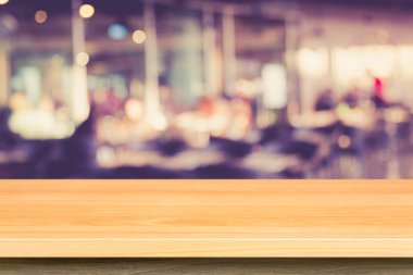 Boş üst ahşap masa ve bokeh arka plan ile bulanıklık 