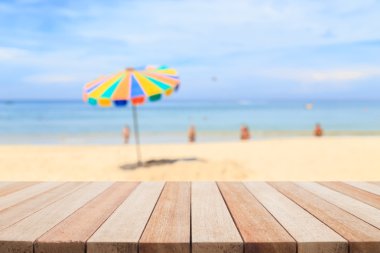 Ahşap masa ve doğa bulanık arka plan boş üst