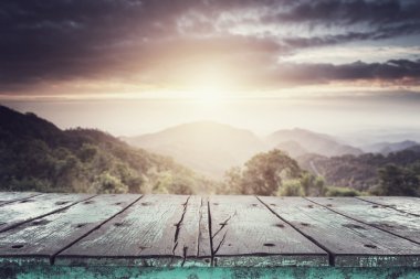 Boş üst ahşap masa veya sayaç ve peyzaj backg görünümünü
