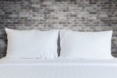 Beyaz çarşaf ve yastık otel odasında yatak takımları