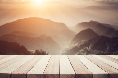 Boş üst ahşap masa veya sayaç ve peyzaj backg görünümünü