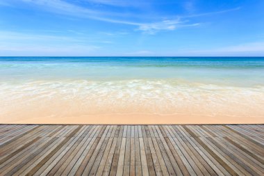 Ahşap zemin kaplaması ve görüş-in tropikal plaj 