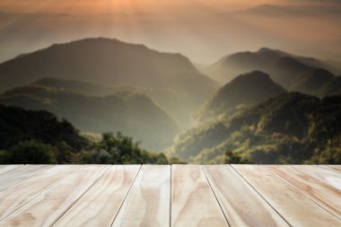Boş üst ahşap masa veya sayaç ve peyzaj backg görünümünü