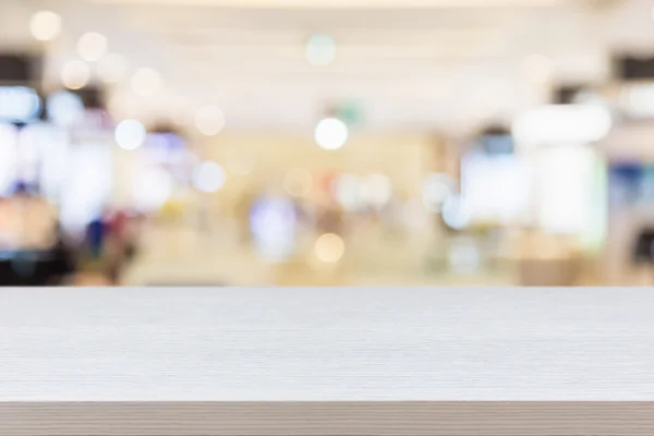 Plateau vide de table ou comptoir en bois sur fond abstrait flou — Photo