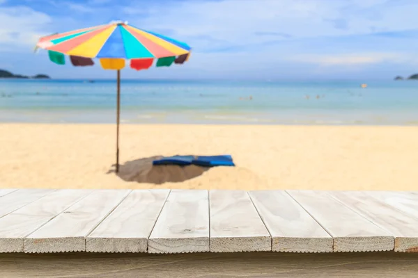 Leere Platte von Holztisch und Blick auf tropischen Strand Hintergrund — Stockfoto