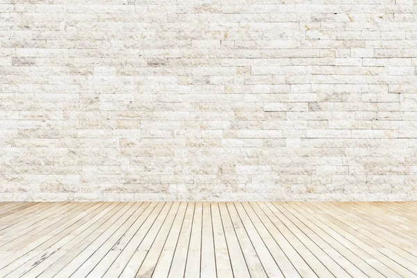 Lege boven aan de houten vloer en natuurlijke stenen wal — Stockfoto