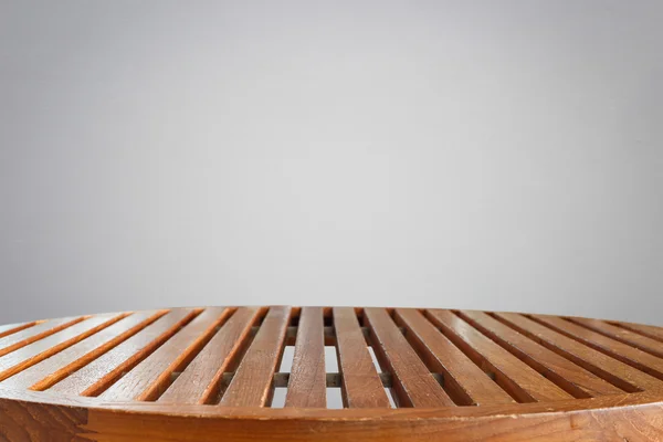 空の上の木製のテーブルと石の壁の背景 — ストック写真