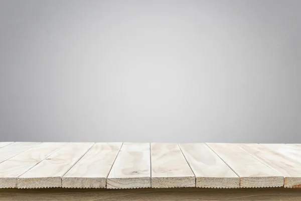 Table en bois vide et fond de mur en pierre naturelle — Photo